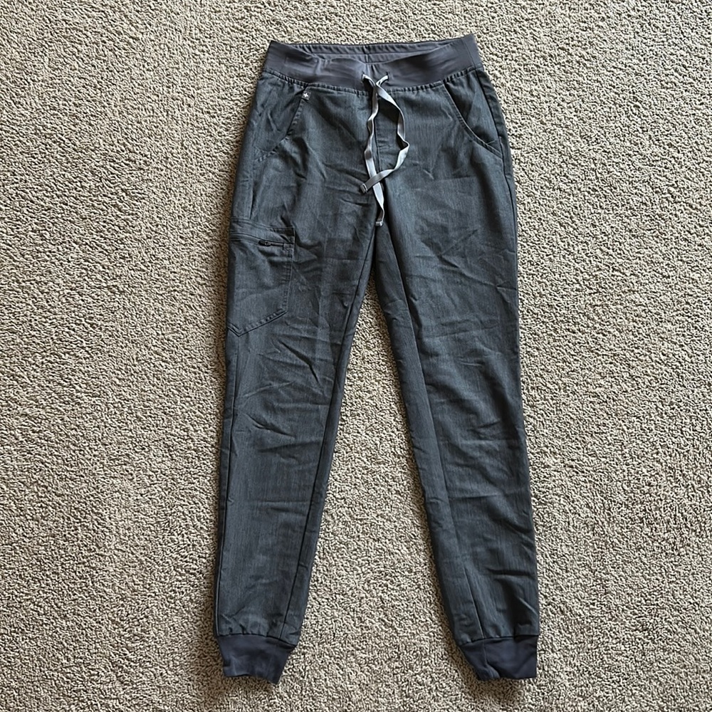 Figs women’s gray jogger scrubs
